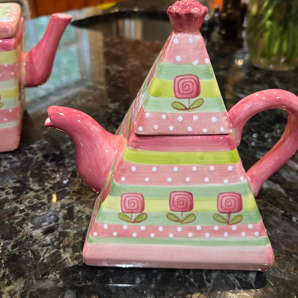 Godinger & Co Pink Asymmetrical Tea Pot Ceramic- 2 Piece Set- Floral Pattern🌷